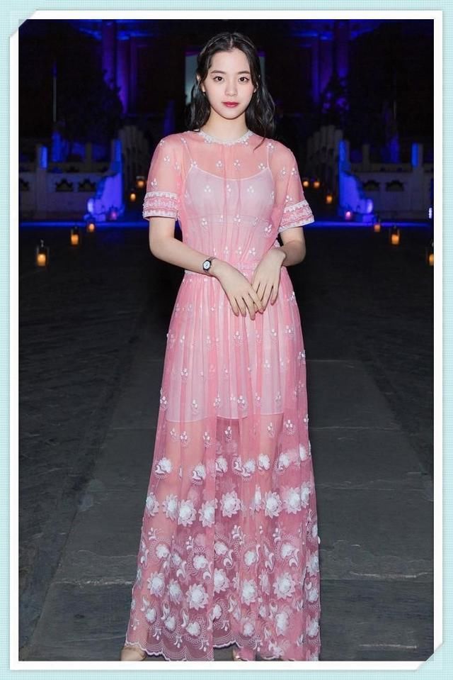 成年后的欧阳娜娜越来越敢穿!一身黑色礼服尽显曼妙身姿,美炸了