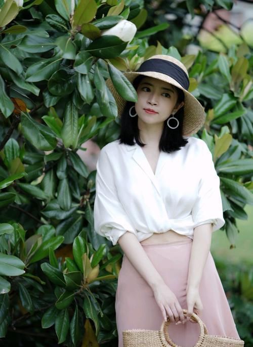  #气质#三木的高级穿搭又来一波！白色衬衫配“虾皮粉”半身裙，气质清新