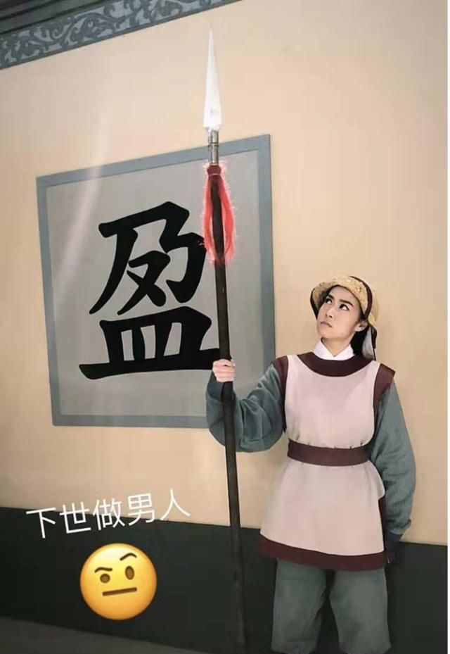 试水@黄心颖为复出试水, 笑容灿烂晒古装剧照, 女扮男装称下世做男人