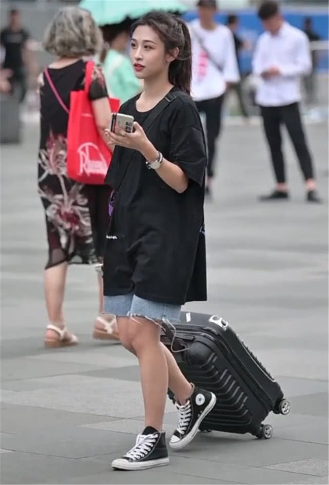 『柯基』小姐姐真勇敢，裤子被遮得只有5cm长，想不变柯基腿都难了！