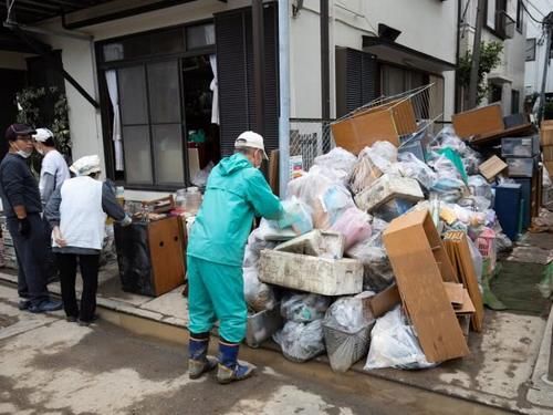  「灾民」超强台风过后日本灾民排队扔垃圾：严格分类，码放整齐