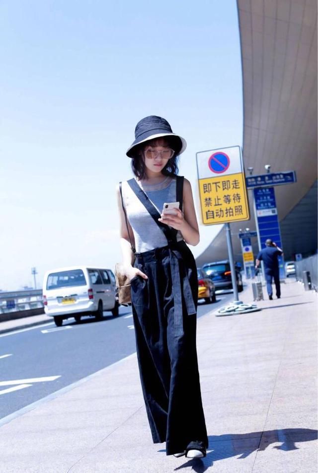 菅纫姿这款渔夫帽可流行了,和齐刘海一搭,完全是换了一个人