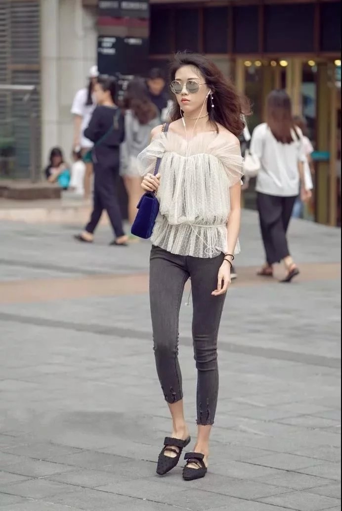 街拍路人，炎热的夏日就该这样打扮自己，无需过多修饰也能美美哒