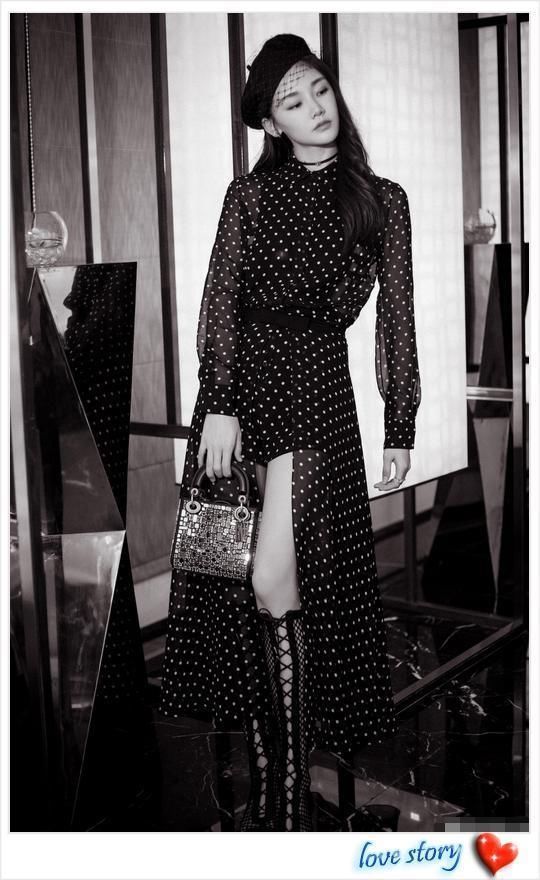 看到苗苗脚上的“无跟鞋”,真的很难受,网友:这要怎么走路?