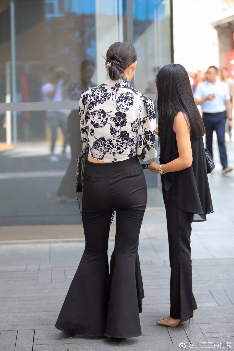 一点点街拍：美女姐姐穿着打扮时尚大方，看起来很高贵的样子