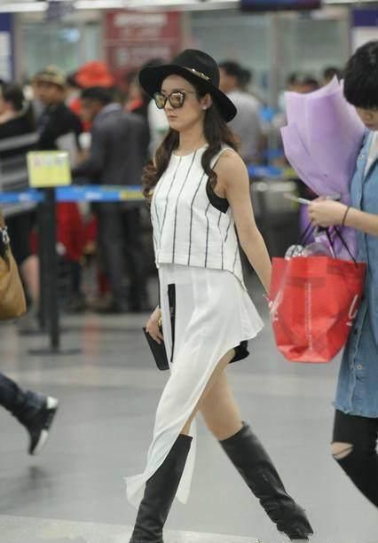 女明星们玩起了反季节穿鞋,网友:如果我这样可能会得脚气诶!