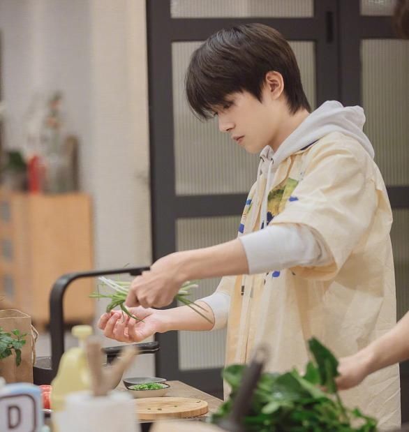 【扎心】当范丞丞遇到千玺！一个复古一个暖男，被00后叫哥哥扎心了！