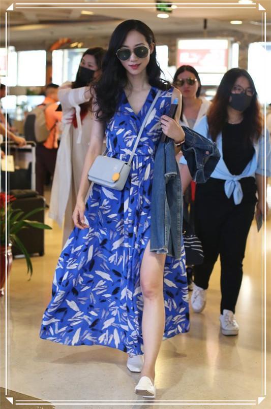 韩雪太强了,一条印花裙也能凹出性感范，网友：快教教王鸥吧！