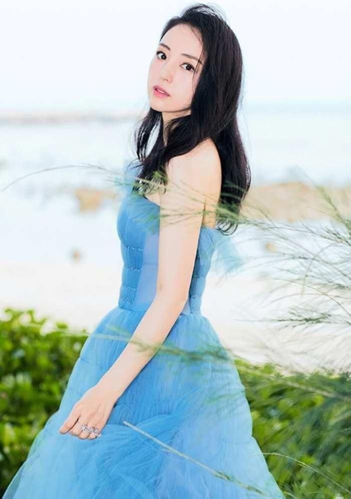 董璇蓝纱裙写真曝光,网友:高云翔不懂珍惜,看她苦笑的脸真心疼