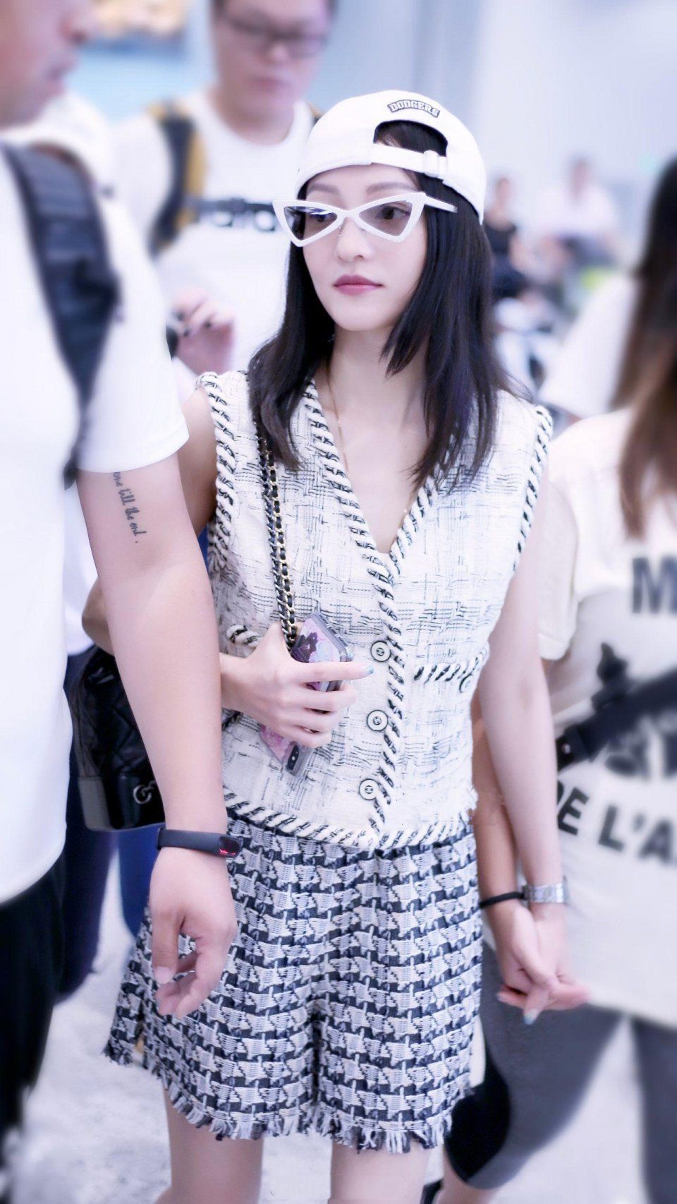 张韶涵这身材叫人羡慕，可这身打扮被网友嫌弃，贵也穿不出气质!