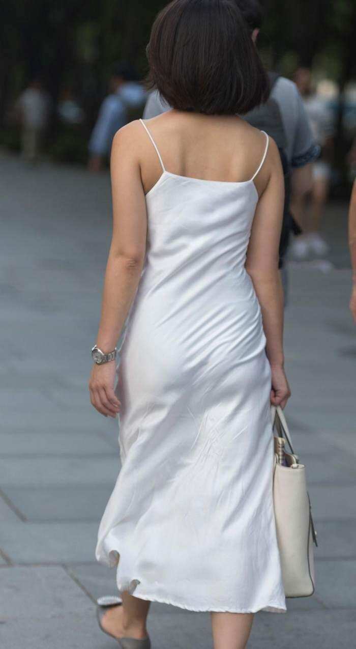 街拍: 修身吊带裙的辣妈, 是不是忘了什么了?