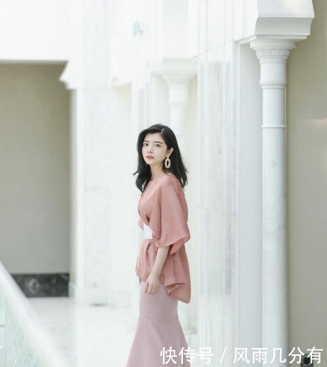  「粉色」奔三的女人应该如何穿？藕粉色上衣搭配半身包臀裙，谁穿谁好看！