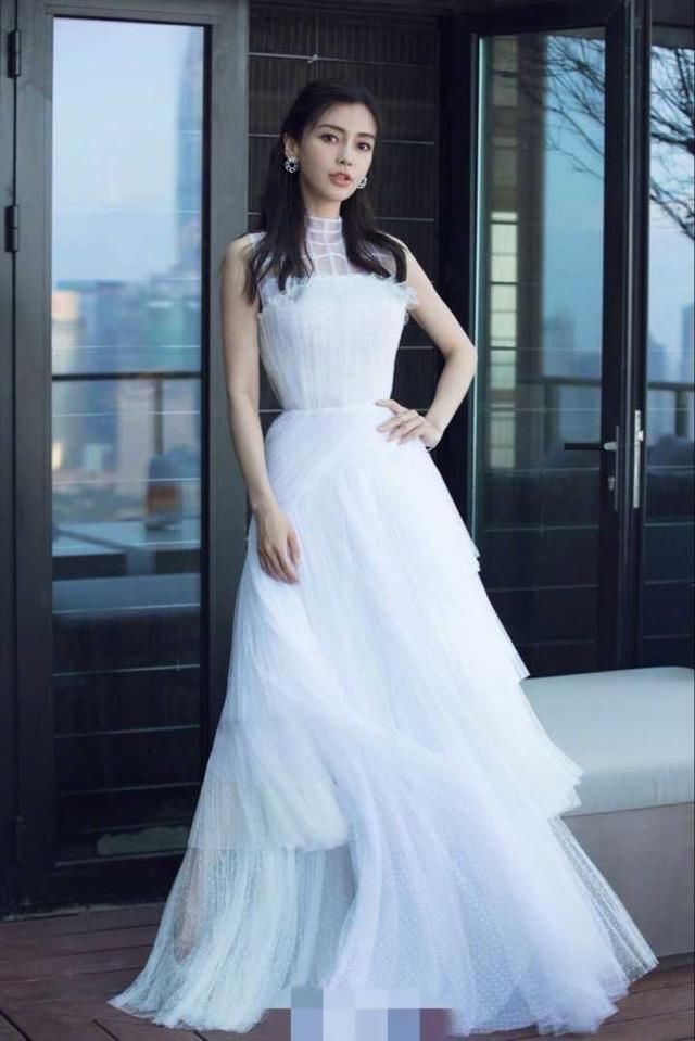 杨颖现身活动同时秀腿、秀腰、露美背，网友：教主同意了吗？