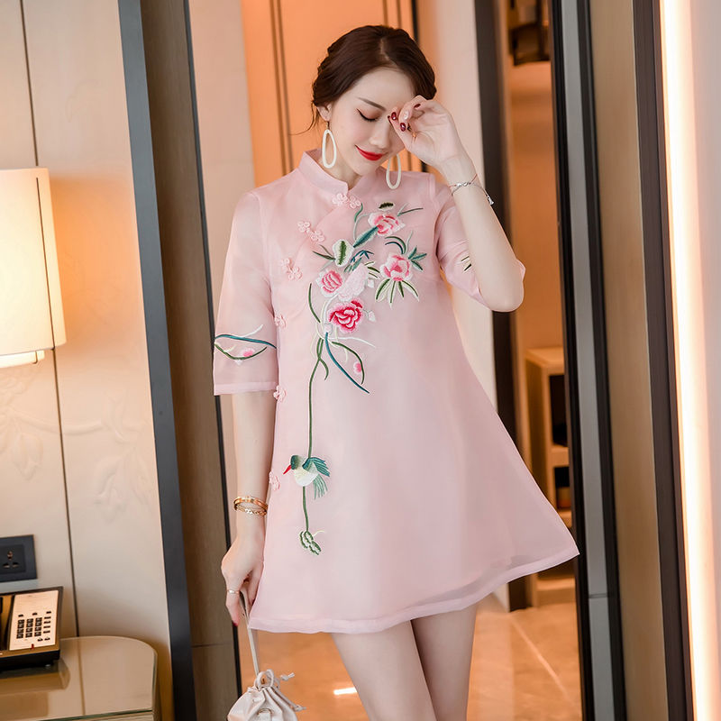 无论哪个年龄的女人穿上旗袍都让人挪不开眼，美到炸