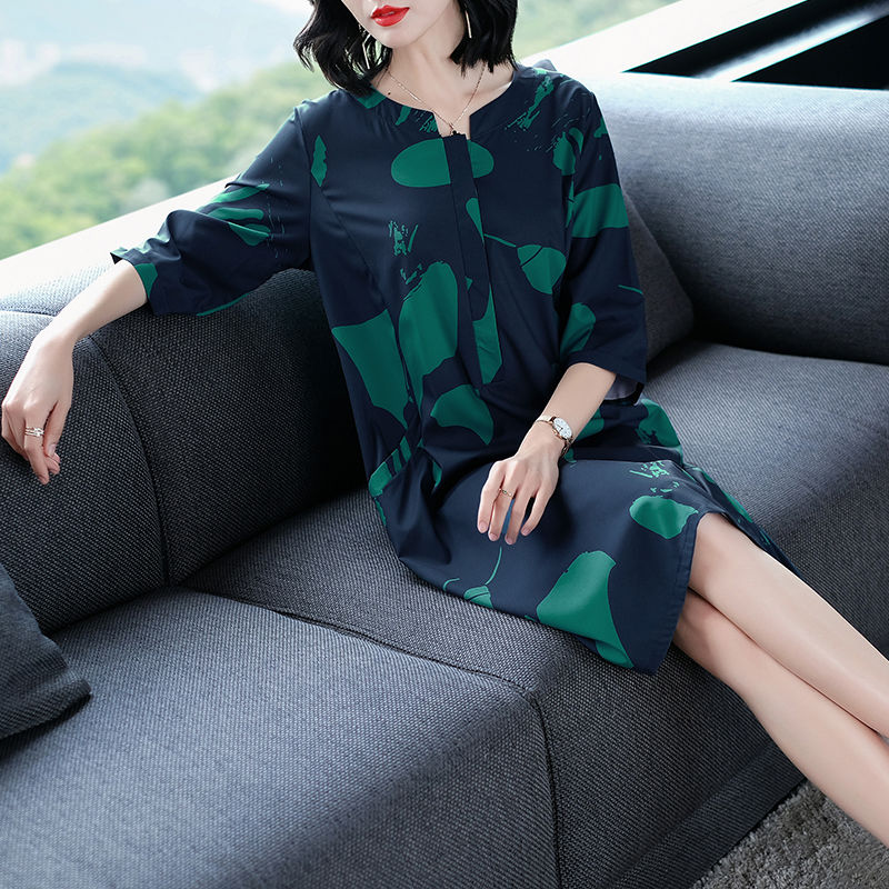 真没想到，秋装“欧货裙”竟如此洋气!53岁妈妈穿，侧影都美翻