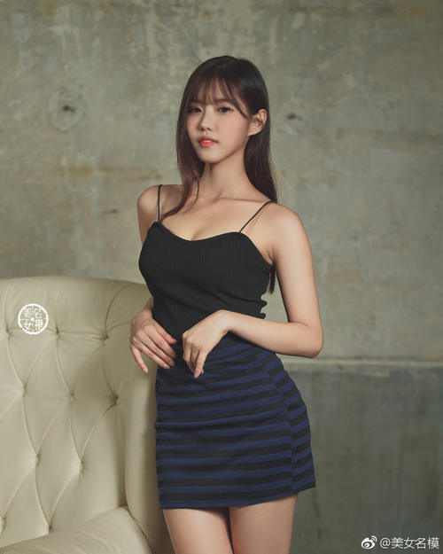 室内美女写真集：黑色紧身吊带搭配包臀短裙，穿出了性感好身材！