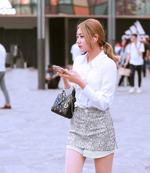 身材好的美女穿条紧身运动裤就能带来一阵欢呼，确实非常的迷人!