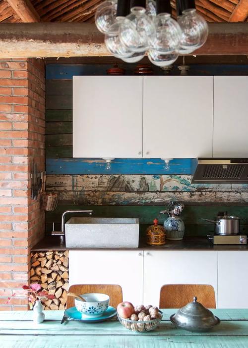 空置25年的农舍里 这个歪果仁怎么从预算不够到过上理想生活