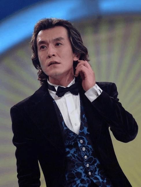 被发型坑了几十年的主持人,换个发型堪比整容,年轻了10岁