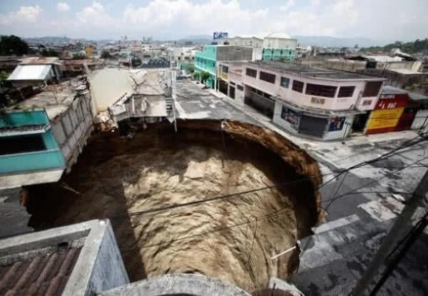 世界最危险的地方，神秘大坑突现城市街道上，百米之内无人敢靠近