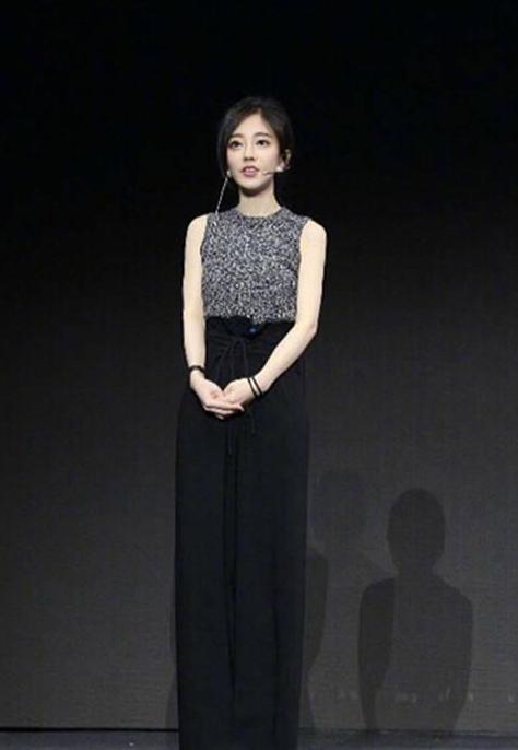 冯提莫越来越会穿了，可爱优雅中透着一丝丝小性感，网友：真会穿