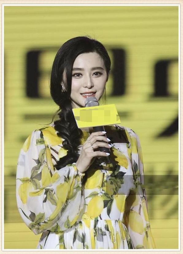 瘦下来的赵薇就是强!一件印花连衣裙尽显女王范，范爷完全不能比