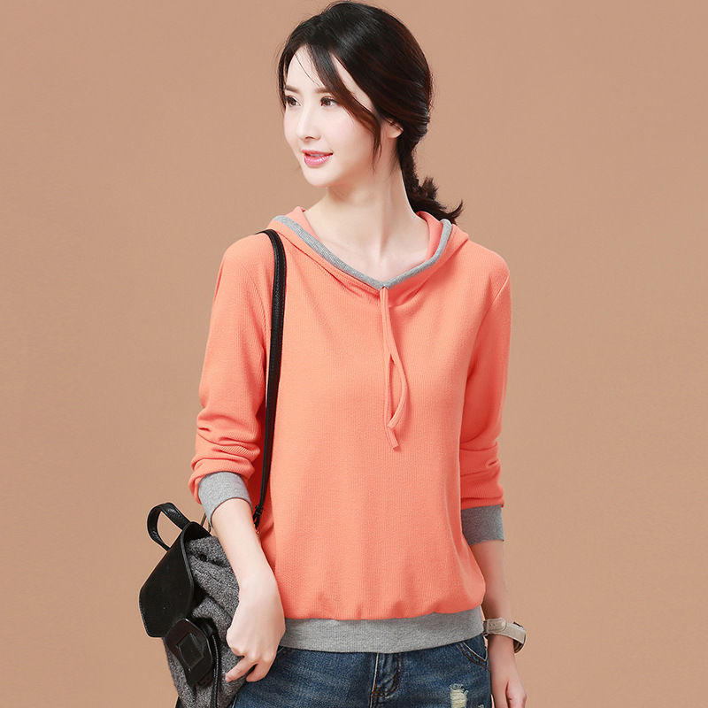 刚入9月，穿风衣太早，70后老婆穿这，卫衣搭黑裤子，美不胜收