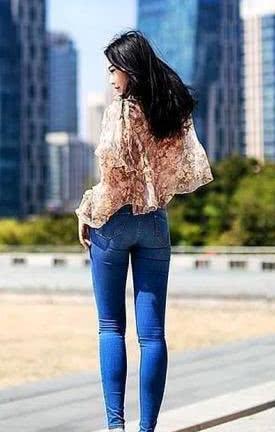 简约时尚的牛仔裤，成为了追求时尚的姐姐们，最普遍的穿搭