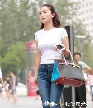  #赏心悦目#街拍：羞涩可人的小姐姐，秀出青春活力范，令人赏心悦目
