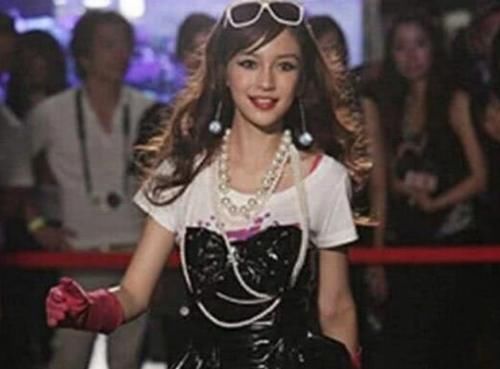 『杨颖』杨颖17年前的嫩模照被扒出，看到她走T台的样子，我感觉世界的星星都亮了