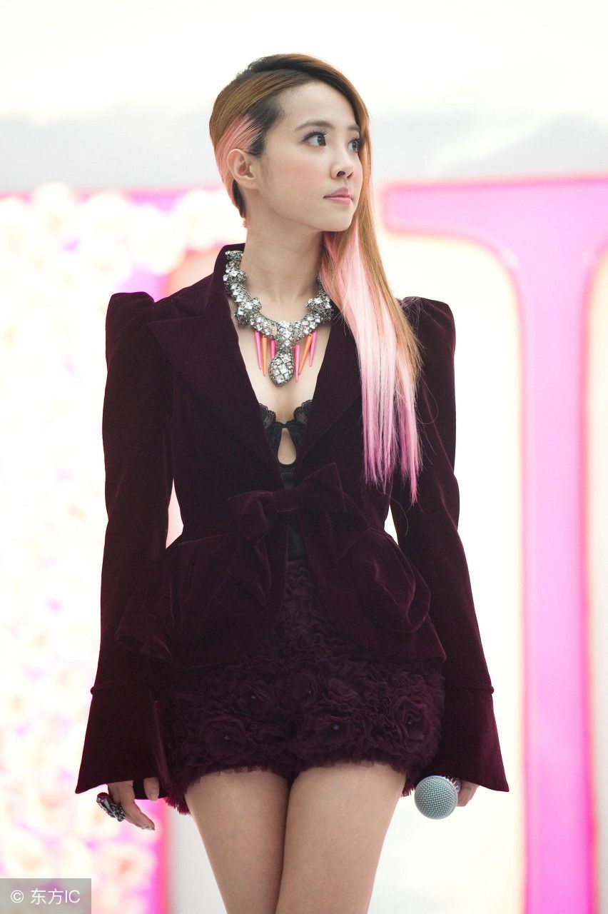 脚和地面都垂直了，也只有蔡依林敢穿这么高的高跟鞋啊