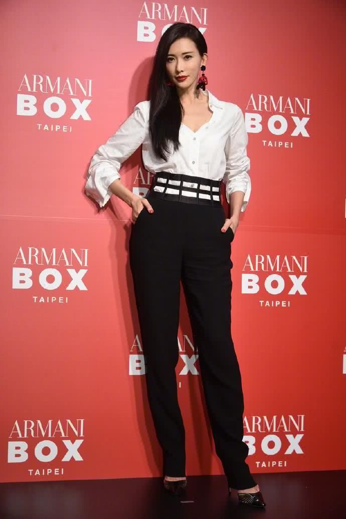 林志玲衬衫少系3个扣子，丰满事业线一露无遗，相当撩人