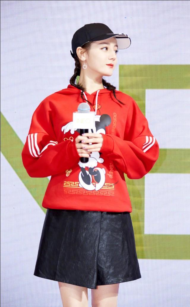 #翻天#热巴也学00后的秀腿方法了?浑身只穿一件卫衣,却意外潮翻天