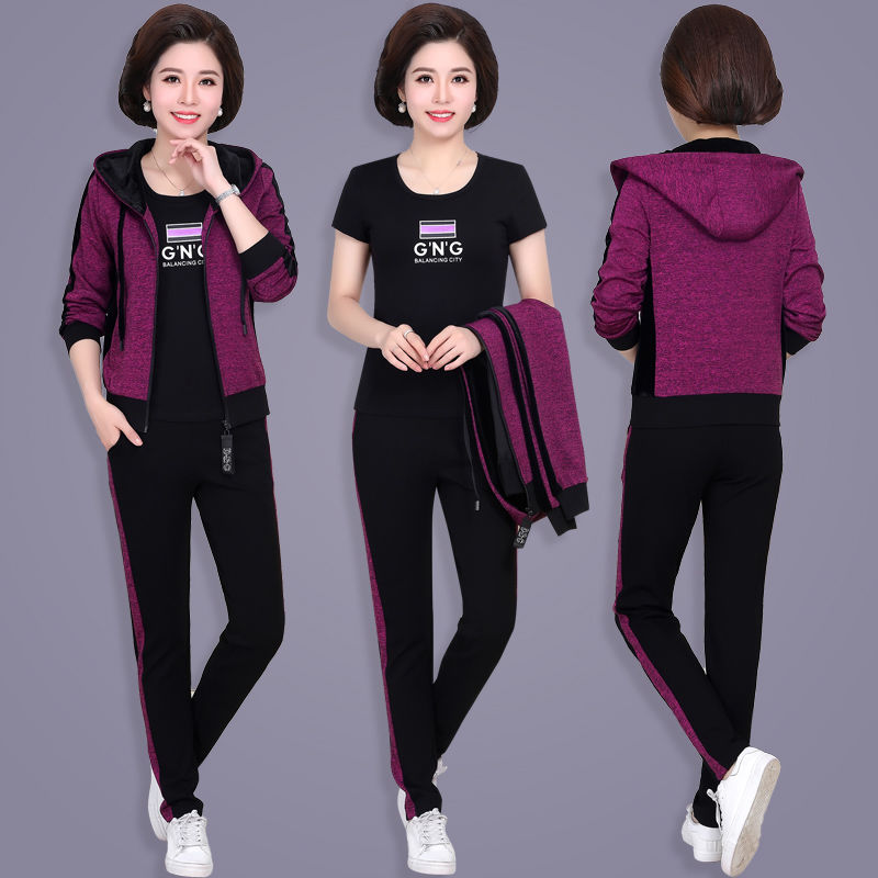 假如你年逾53，一定穿嫩点，试试这高档套装，时髦洋气显年轻