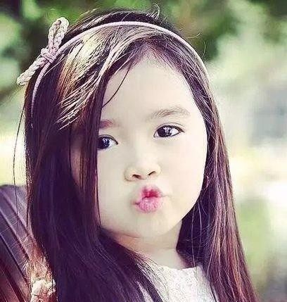 实拍5岁混血小美孩因太可爱全家被接到迪拜包