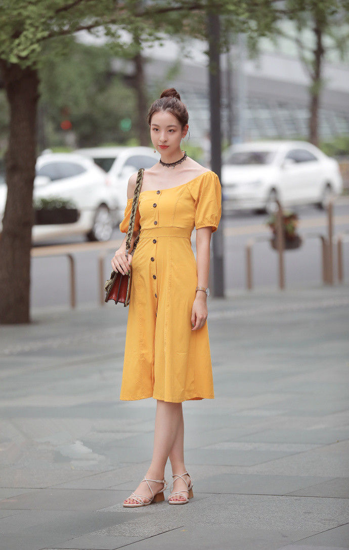 成都街拍，清新甜美风的夏季搭配，彰显成熟女人味!