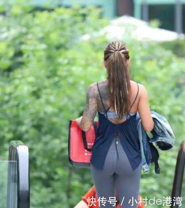 紧身打底裤很简单，但是穿上出街很有范哦