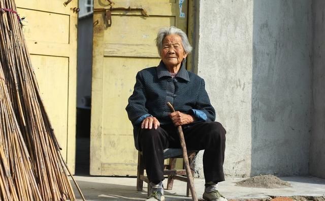农村老人养老都靠什么？有人说靠儿子？有人说靠政府？其实都不对