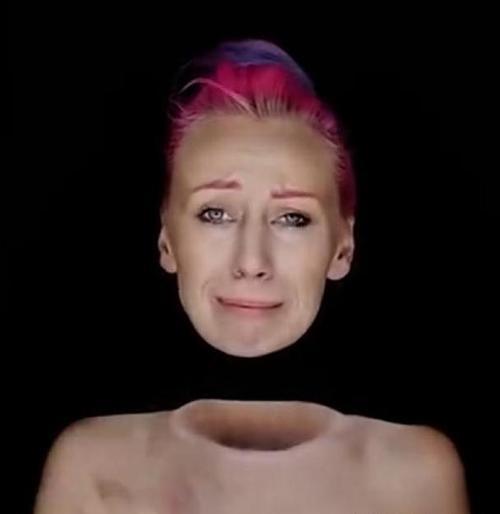 神奇化妆技术：一女子竟然通过化妆把自己头画没了，你敢相信吗？