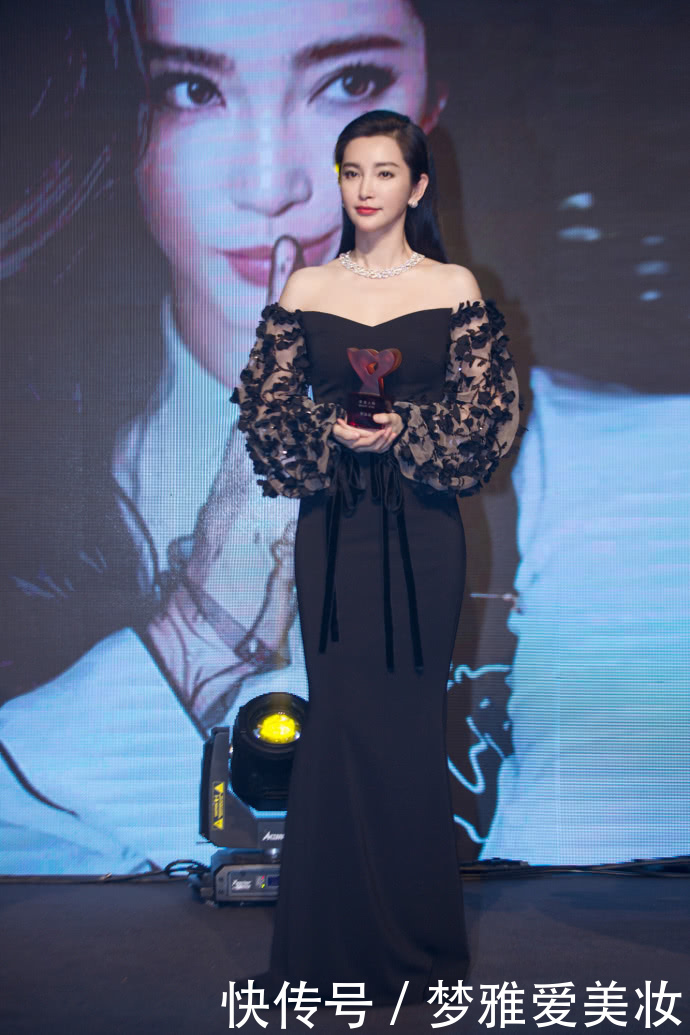 李冰冰豁出去了，这么紧的鱼尾裙怎么穿进去的，网友：能弯腰吗？