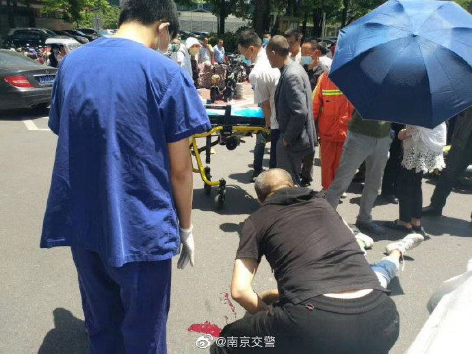 『骑车人』超车判断失误撞上网约车 骑车人未戴头盔头部着地