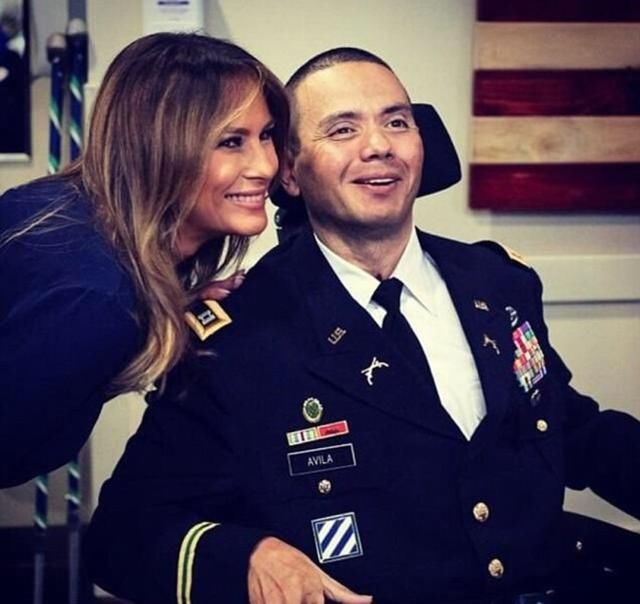 梅拉尼娅访问医疗中心，身穿深蓝色职业套装尽显职业女强人魅力！