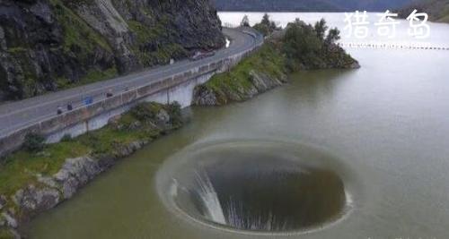 看起来非常神奇又让人恐惧的水库泄洪口