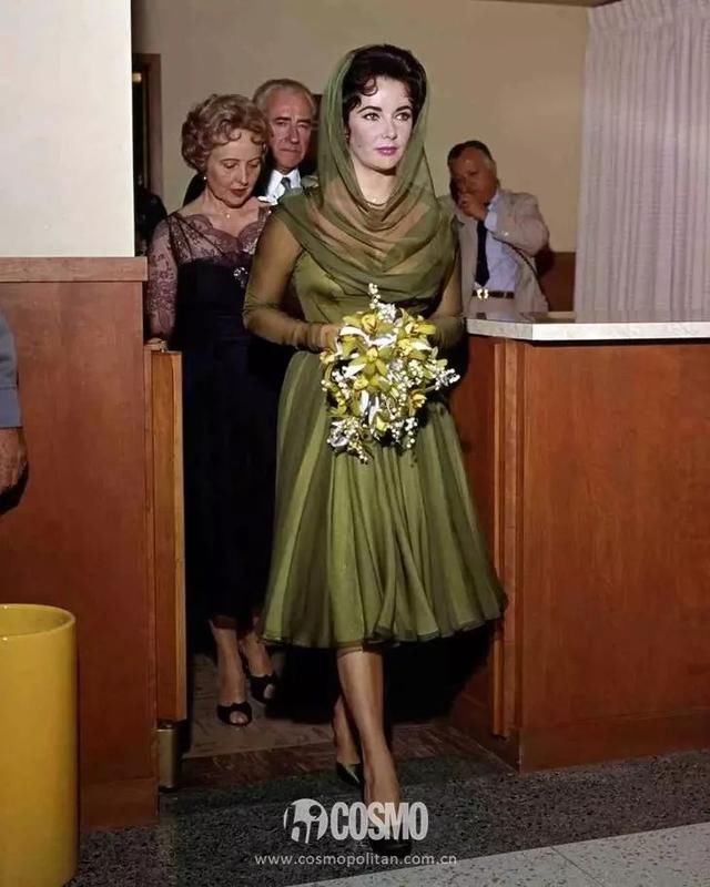 时髦办｜这位法国造型师穿衬衫结婚了，让我想起了赫本的头巾