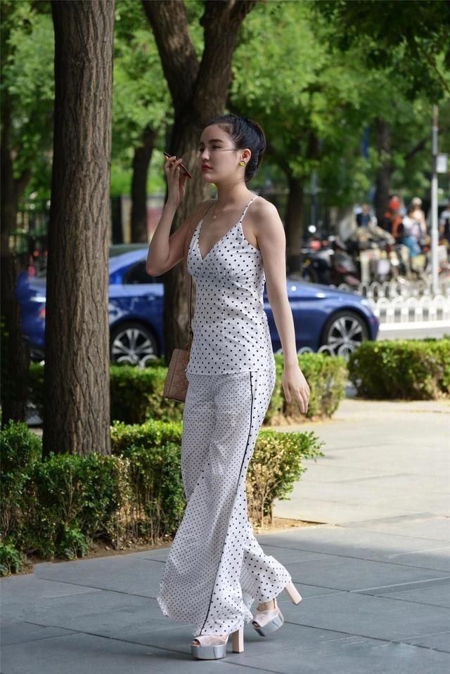 街拍丨小姐姐们正确示范夏天穿白色有多清凉