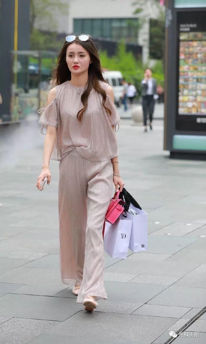 街拍:长相气质俱佳的魅力美女，背影更加迷人