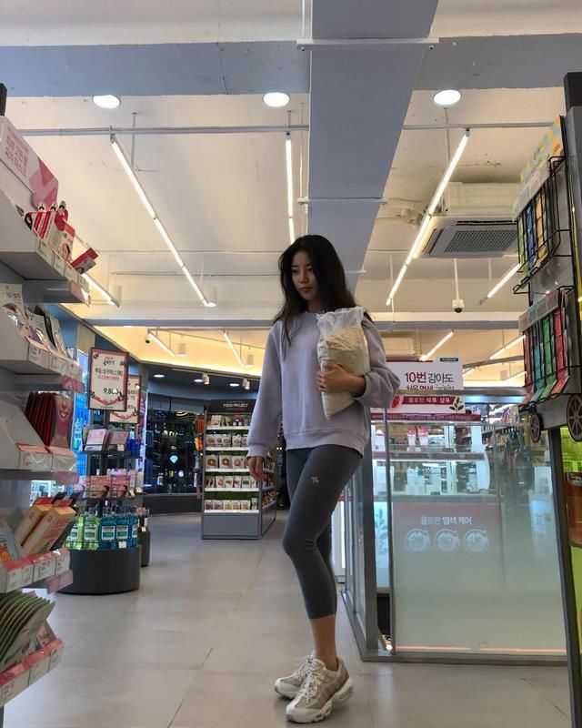 健身女神身材纤细，穿上包臀裙，凸显傲人身材