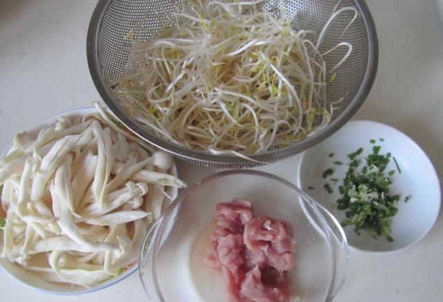  「豆芽的时」清炒豆芽时，到底要不要焯水？半数人做错，难怪豆芽不脆还难吃