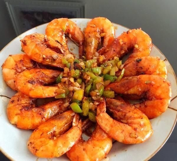  倒入锅里@椒盐虾，外酥里嫩，自己炒的椒盐真的香