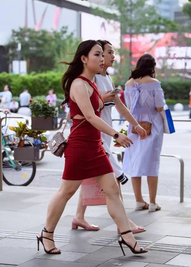 性感街拍丨没想到肉肉的身材，才是真的性感!